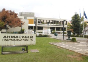 Δήμος πλήρωσε σε ιδιωτική εταιρεία 40.000€ για να μαζέψει… νεράντζια από τα δέντρα!