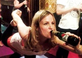 H νέα μόδα γυμναστικής: Κάνε γιόγκα πίνοντας μπύρες!