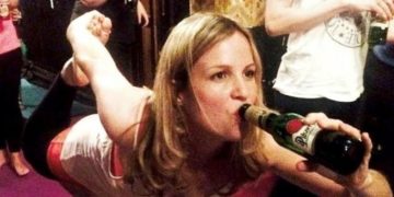 Alldaynews.gr H νέα μόδα γυμναστικής: Κάνε γιόγκα πίνοντας μπύρες!