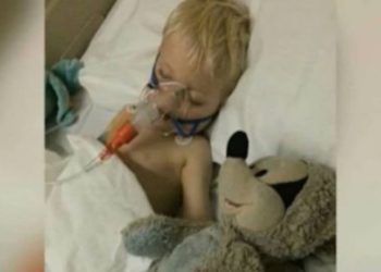 Έδινε μάχη με το θάνατο λόγω σπάνιας μορφής καρκίνου! Δείτε όμως τι έγινε αμέσως μόλις τον βάφτισαν…! (Video)