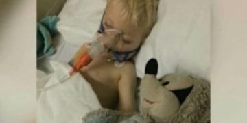 Έδινε μάχη με το θάνατο λόγω σπάνιας μορφής καρκίνου! Δείτε όμως τι έγινε αμέσως μόλις τον βάφτισαν…! (Video)