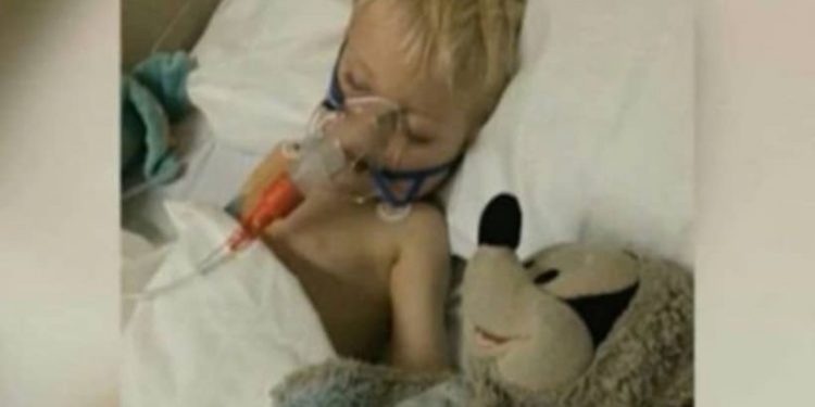Έδινε μάχη με το θάνατο λόγω σπάνιας μορφής καρκίνου! Δείτε όμως τι έγινε αμέσως μόλις τον βάφτισαν…! (Video)