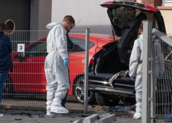 Αποτρόπαιο έγκλημα στη Γερμανία: Πάτησε τη γυναίκα του με το αυτοκίνητο και μετά την τεμάχισε με τσεκούρι