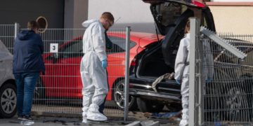 Αποτρόπαιο έγκλημα στη Γερμανία: Πάτησε τη γυναίκα του με το αυτοκίνητο και μετά την τεμάχισε με τσεκούρι