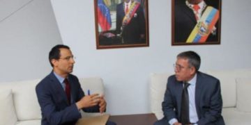 Alldaynews.gr Πώς αλλάζουν οι καιροί! Ο σύμβουλος Μητσοτάκη και δημοσιογράφος ΣΚΑΪ συναντά τον Πρέσβη του Μαδούρο (pic, social)