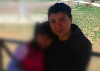 Κατέσφαξε την σύζυγό του μπροστά στην κορούλα τους