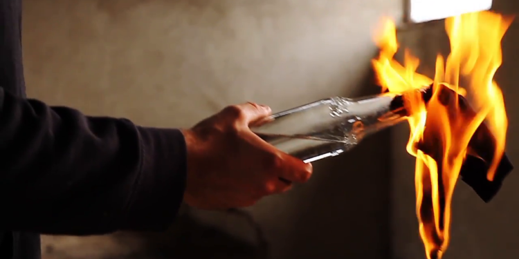 Λαμία: Τσακώθηκαν και έριχνε μολότοφ σε σπίτι με μικρά παιδιά