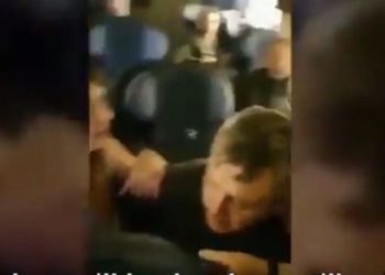 Απίστευτο: Ζευγάρι δεν μπορεί να… συγκρατήσει το πάθος του μέσα στο αεροπλάνο και έρχεται η αεροσυνοδός! (pics, vid)