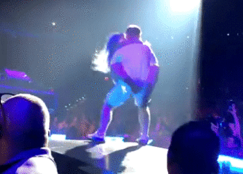 Μυθική τούμπα από τη Lady Gaga: Έπεσε από τη σκηνή αγκαλιά με θαυμαστή της (video)