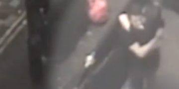 Alldaynews.gr Φρικτό: Βίασαν 25χρονη προκαλώντας της αιμορραγία και πανηγύριζαν – Τους κατέγραψε η κάμερα ασφαλείας