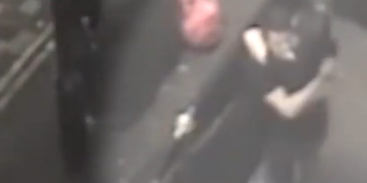 Alldaynews.gr Φρικτό: Βίασαν 25χρονη προκαλώντας της αιμορραγία και πανηγύριζαν – Τους κατέγραψε η κάμερα ασφαλείας