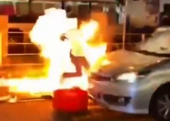 Διαδηλωτές τράβηξαν αστυνομικό έξω από το περιπολικό και τον έκαψαν με μολότοφ (vid)