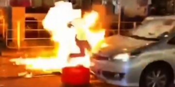 Διαδηλωτές τράβηξαν αστυνομικό έξω από το περιπολικό και τον έκαψαν με μολότοφ (vid)