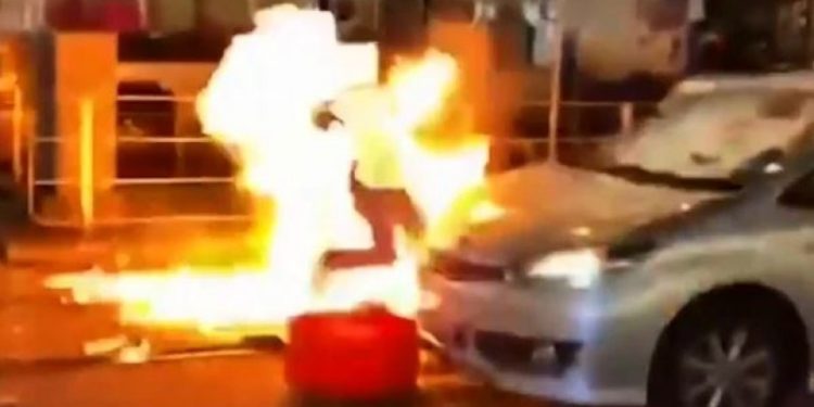 Διαδηλωτές τράβηξαν αστυνομικό έξω από το περιπολικό και τον έκαψαν με μολότοφ (vid)