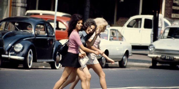 Alldaynews.gr Όταν ο δικτάτορας Πάγκαλος απαγόρευσε στις γυναίκες τις κοντές φούστες – H πρώτη Αθηναία που συνελήφθη