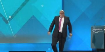 Alldaynews.gr Ατύχημα – σοκ για τον υπουργό Οικονομίας της Γερμανίας: Έπεσε από τη σκηνή κι έμεινε αναίσθητος (vid)