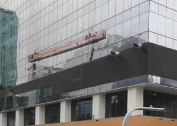 Τρομακτικό video: Καθαριστής τζαμιών κρέμεται στο κενό ενώ η πλατφόρμα αιωρείται και σπάει τζάμια