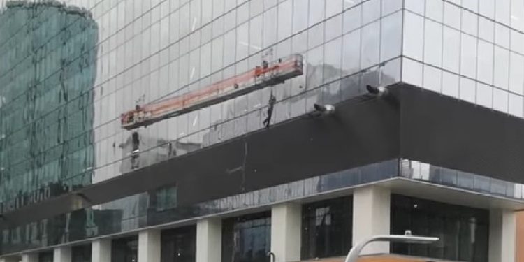 Alldaynews.gr Τρομακτικό video: Καθαριστής τζαμιών κρέμεται στο κενό ενώ η πλατφόρμα αιωρείται και σπάει τζάμια