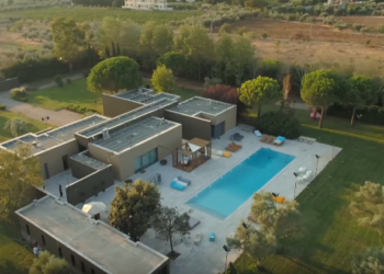 Λάθος της παραγωγής στο GNTM: Ποιος είναι ο άνδρας στο σαλόνι του σπιτιού που φαίνεται στα πλάνα; (pics, vid)