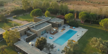 Alldaynews.gr Λάθος της παραγωγής στο GNTM: Ποιος είναι ο άνδρας στο σαλόνι του σπιτιού που φαίνεται στα πλάνα; (pics, vid)