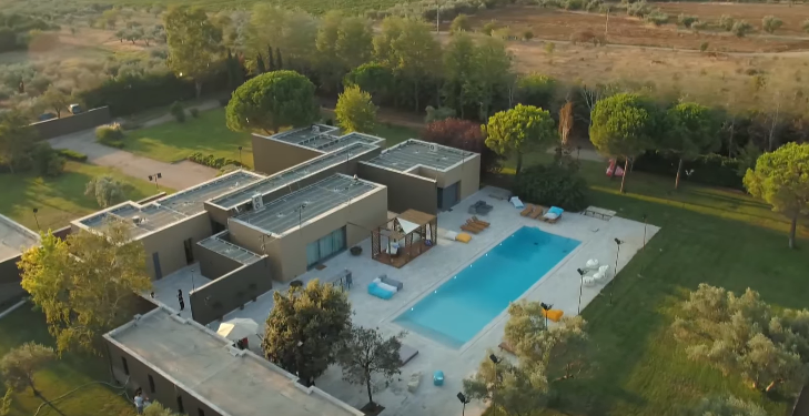 Alldaynews.gr Λάθος της παραγωγής στο GNTM: Ποιος είναι ο άνδρας στο σαλόνι του σπιτιού που φαίνεται στα πλάνα; (pics, vid)