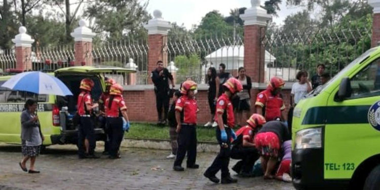 Έβγαλαν όπλα και άρχισαν να “γαζώνουν” κόσμο σε κηδεία! 6 νεκροί – Σοκαριστικές εικόνες