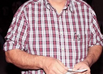 «Ακόμα μένω με τη μητέρα μου! Δεν είμαι μαμάκιας, είμαι ανεξάρτητος…»