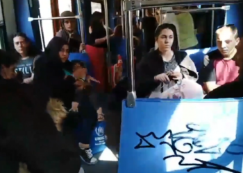 «Εδώ είναι Ελλάδα, δεν μιλάμε»: Ανεγκέφαλος διαμαρτύρεται γιατί προσφυγόπουλο κλαίει στο τρένο (Video)
