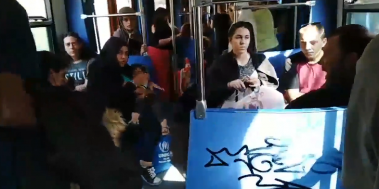 Alldaynews.gr «Εδώ είναι Ελλάδα, δεν μιλάμε»: Ανεγκέφαλος διαμαρτύρεται γιατί προσφυγόπουλο κλαίει στο τρένο (Video)