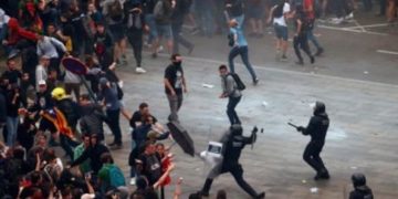 Alldaynews.gr Ισπανία: Νύχτα επεισοδίων με οδοφράγματα και διαδηλώσεις στην Καταλονία