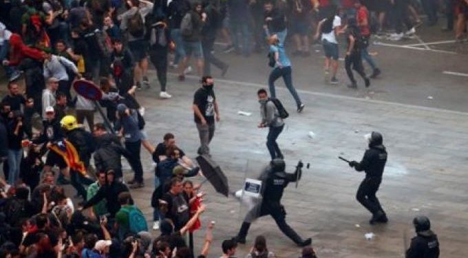 Alldaynews.gr Ισπανία: Νύχτα επεισοδίων με οδοφράγματα και διαδηλώσεις στην Καταλονία