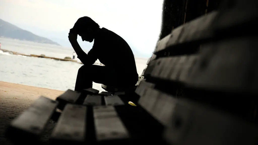 άντρας-άνδρας-κατάθλιψη-depressed young man sitting on the bench