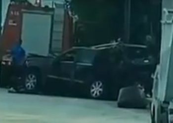 Σφοδρό τροχαίο στην Κηφισίας: Αυτοκίνητο κόπηκε στα δύο αλλά ο οδηγός βγήκε «άθικτος»! (Video)
