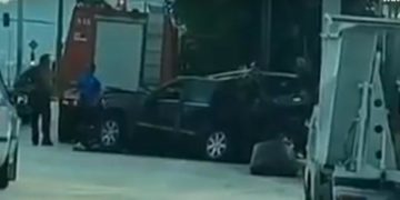 Σφοδρό τροχαίο στην Κηφισίας: Αυτοκίνητο κόπηκε στα δύο αλλά ο οδηγός βγήκε «άθικτος»! (Video)