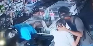 Alldaynews.gr Ηλικιωμένη έδωσε τα λεφτά της σε ληστές, αλλά αντί να τα πάρουν την φίλησαν για να την ηρεμήσουν! (vid)