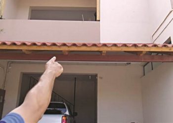 Κρητικός γάζωσε αυτό το σπίτι γιατί μάλωσαν τα παιδιά τους – 16χρονη πήγε στο παράθυρο και σώθηκε για λίγα εκατοστά (video)