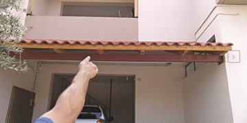 Alldaynews.gr Κρητικός γάζωσε αυτό το σπίτι γιατί μάλωσαν τα παιδιά τους – 16χρονη πήγε στο παράθυρο και σώθηκε για λίγα εκατοστά (video)