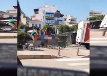 Χαμός σε πλατεία στη Λαμία: Πιάστηκαν στα χέρια (Video)