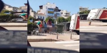 Χαμός σε πλατεία στη Λαμία: Πιάστηκαν στα χέρια (Video)