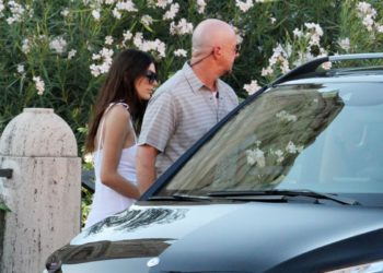 Η έκπληξη του παππού στην εγγονή κατέληξε σε χαστούκια και μηνύσεις!