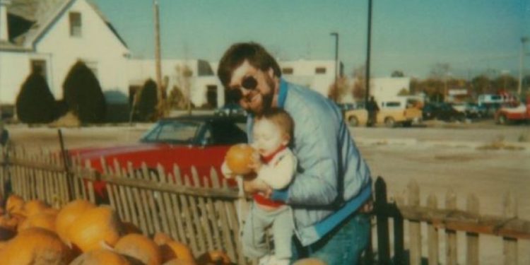 Alldaynews.gr Απίστευτη ιστορία: Υιοθετημένη έμαθε πως ο αγαπημένος θείος της, είχε σκοτώσει την βιολογική της μητέρα (vid)