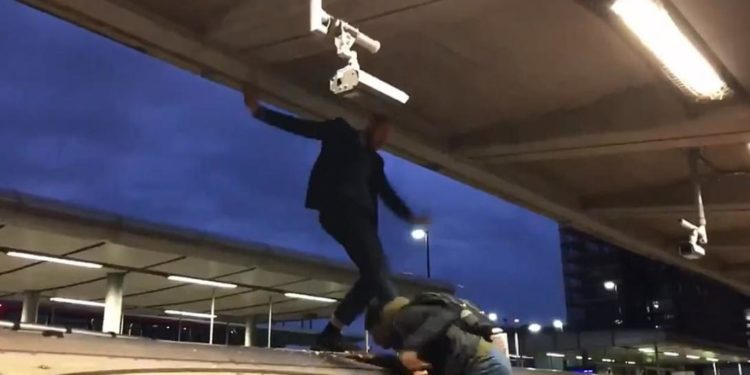 Alldaynews.gr Άγριο ξύλο στο Μετρό του Λονδίνου: Οργισμένοι πολίτες λίντσαραν ακτιβιστές (pics, vids)