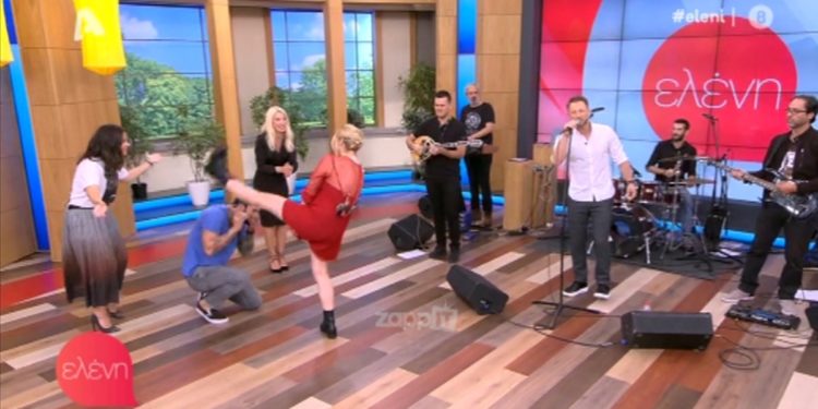 Alldaynews.gr “Εγκεφαλικά” η Μενεγάκη με το ζεϊμπέκικο της Γαστεράτου! «Μη μας βρει εδώ» – Διέκοψαν το τραγούδι…