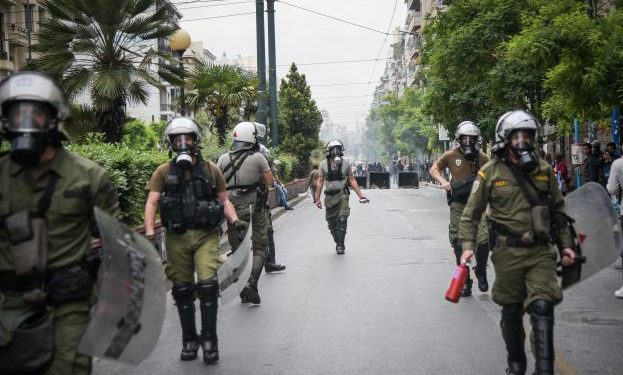 Alldaynews.gr ΜΑΤατζής προκαλεί φοιτητές και γίνεται viral: «Ελάτε κότες» (Video)