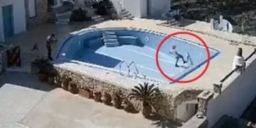 Alldaynews.gr Το Βίντεο με τους μαθητές Δημοτικού που κλωτσούν μια γάτα μέχρι θανάτου – 30.000 ζήτησε να επιβληθεί σε γονέα