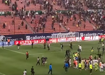 Εικόνες – ΣΟΚ σε ποδοσφαιρικό αγώνα στο Μεξικό: Αιματηρές συμπλοκές μεταξύ οπαδών