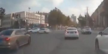 Alldaynews.gr Περνάει με κόκκινο διασταύρωση και διασχίζει κεντρική λεωφόρο – Καρφώνεται σε οχήματα – Νεκροί και τραυματίες (Video)