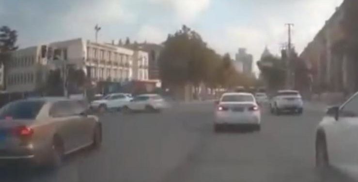 Alldaynews.gr Περνάει με κόκκινο διασταύρωση και διασχίζει κεντρική λεωφόρο – Καρφώνεται σε οχήματα – Νεκροί και τραυματίες (Video)