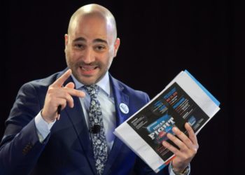 Ο Μπογδάνος πόσταρε στο Twitter τα στοιχεία των υπαλλήλων που κατήγγειλαν το Τζόκερ