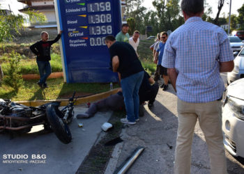 Έκαναν ξαφνικά αναστροφή και “καρφώθηκε” πάνω τους μηχανή – Τρομακτικό τροχαίο (pics)